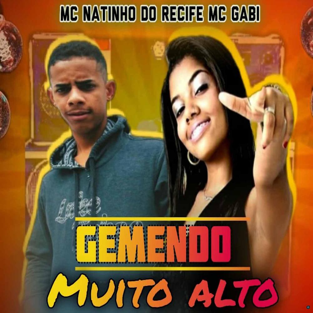 Gemendo muito alto